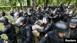 Поліція затримує активіста під час акцій у Києві, 9 травня 2017 року