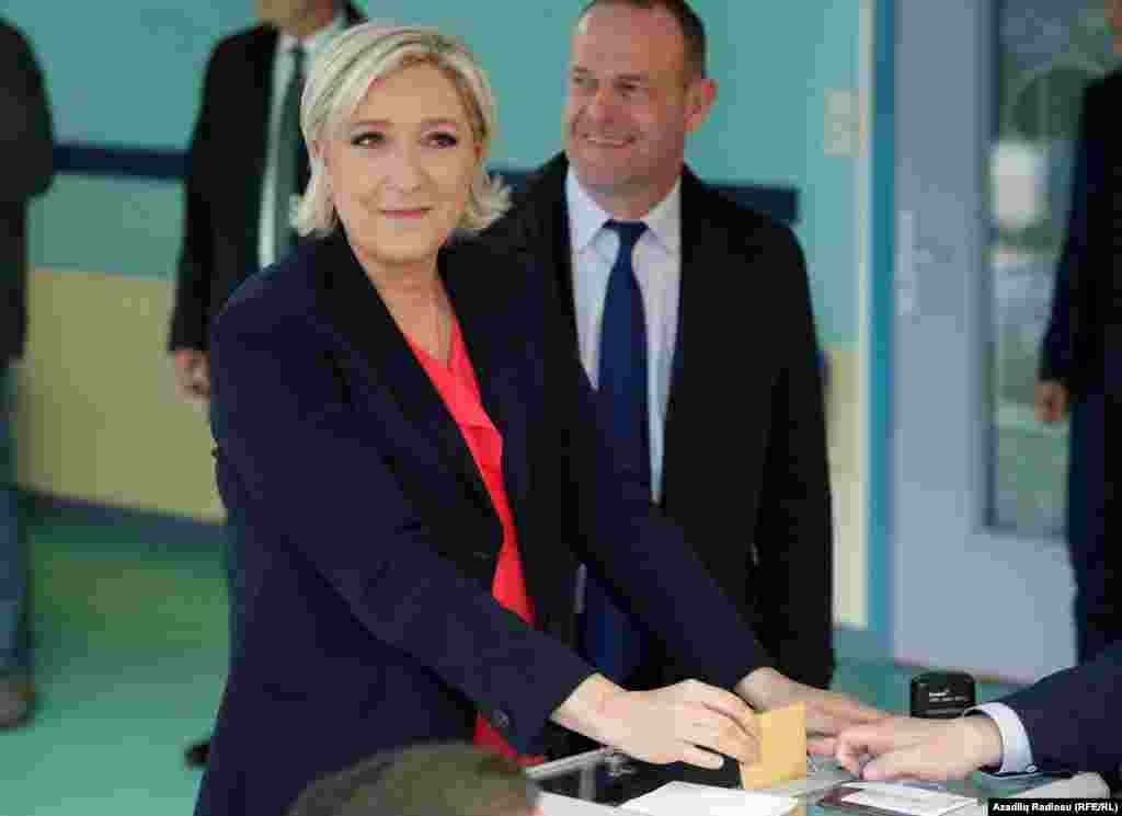 Marine Le Pen bülleteni qutuya atır