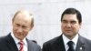 Orsýetiň öňki prezidenti we häzirki premýeri Wladimir Putin (sagda), türkmen prezidenti Gurbanguly Berdimuhamedow (ortada) we Orsýetiň “Gazprom” kompaniýasynyň ýolbaşçysy Alekseý Miller, Kreml, 24-nji aprel 2007-nji ýyl.