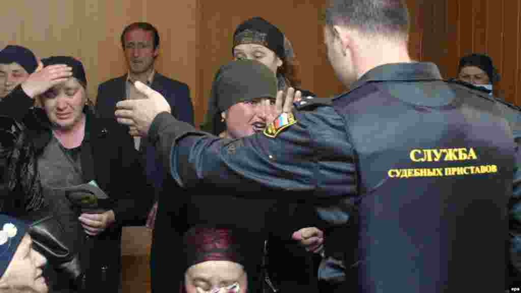 Бесландағы теракт кезінде қолға түскен жалғыз террорист Нурпаши Кулаевтың сотына келген адамдарды сот өкілі сабырға шақырып тұр. Владикавказ, 19 мамыр 2005 жыл.
