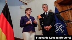 Annegret Kramp-Karrenbauer și Jens Stoltenberg, secretarul NATO 