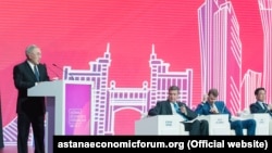 Астана экономикалық форумында сөйлеп тұрған Қазақстанның бұрынғы президенті Нұрсұлтан Назарбаев. Нұр-Сұлтан, 16 мамыр 2019 жыл.