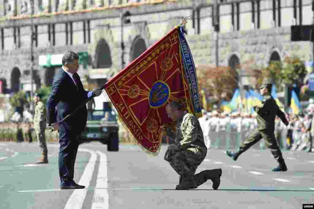 Церемонія вручення бойових прапорів військовим підрозділам із рук вищого командування ЗСУ на чолі з верховним головнокомандувачем Збройними силами України президентом Петром Порошенком