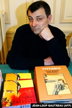 چزاره باتیستی در یک مراسم معرفی کتاب در سال ۲۰۰۴؛ او تا کنون ۱۴ رمان نوشته است.