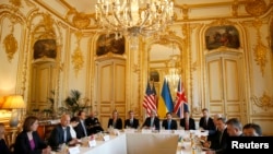 Джон Керрі (с), Андрій Дещиця (3-й п) і Вільям Гейґ (2-й л) на зустрічі в резиденції посла США в Парижі, 5 березня 2014 року