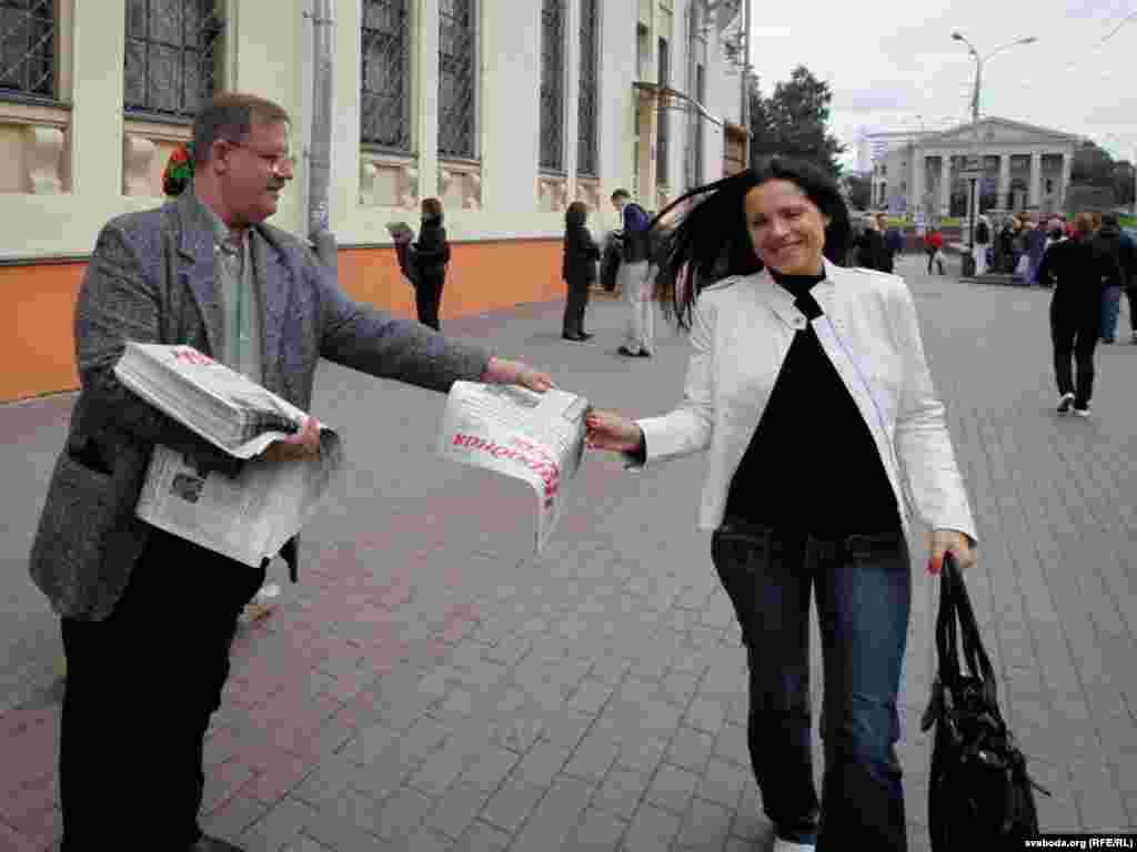 Віктар Івашкевіч раздае газэту "Народная воля", 2011