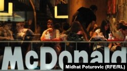 Ресторан быстрого питания McDonald's в Боснии. Иллюстративное фото. 