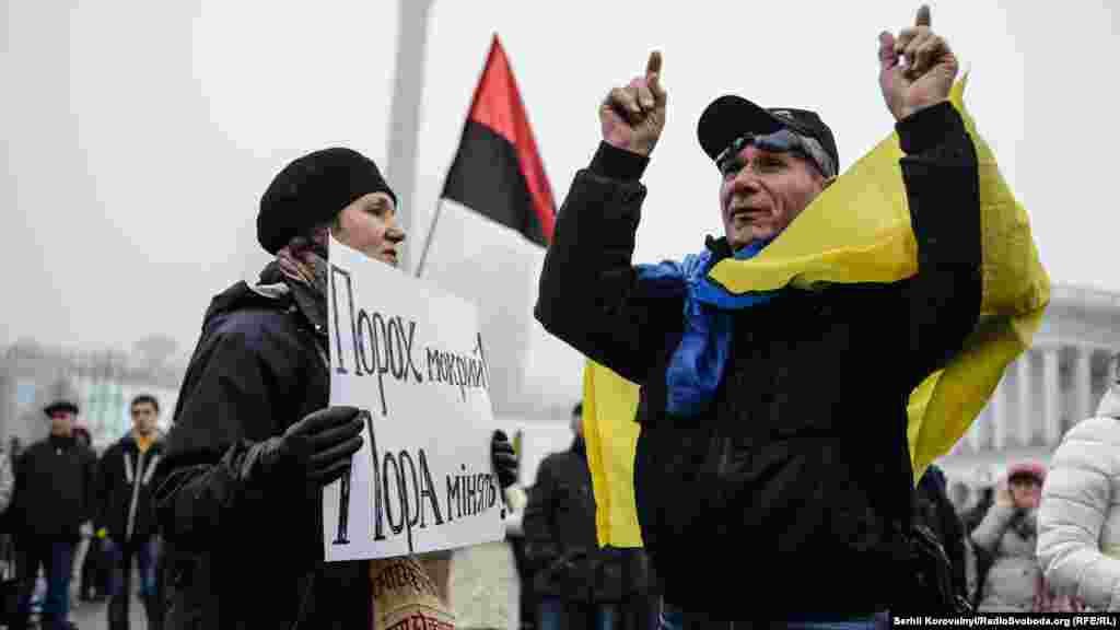  Люди гаряче обговорюють політичну ситуацію в країні