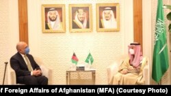 د سعودي عربستان د بهرنیو چارو وزیر فیصل بن فرحان ال سعود له افغان سیال محمد حنیف اتمر سره