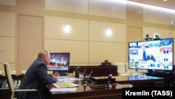 Рускиот претседател Владимир Путин претседава со состанок на кабинетот преку видеоконференција во резиденцијата Ново-Огариово надвор од Москва, 1 април 2020 година