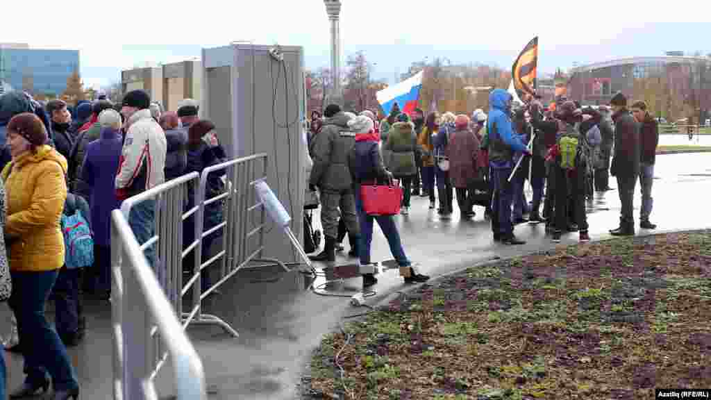 Митинг үтәсе мәйданга һәрбер кешене полиция тикшереп-тентеп кертте, зур чиратлар барлыкка килде