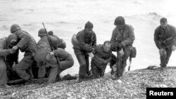 6 iyun 1944, Amerika qoşunları Normandiya sahillərinə çıxır