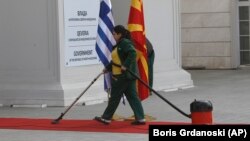 Архивска фотографија од 2 април 2019 година , чистење на црвениот килим пред Владата пред средбата Заев- Ципрас.