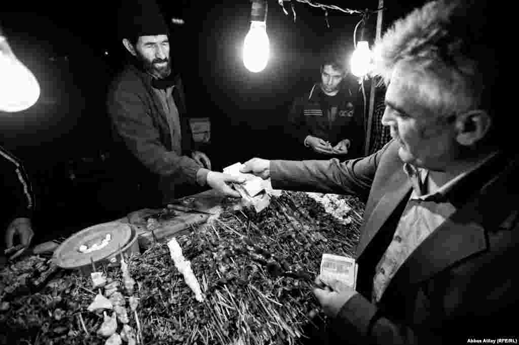 Müştəri seçimini edib, istədiyi sayda şiş götürərək manqala yaxınlaşır. Və öz kababını özü bişirir.