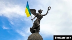 Пам’ятник Незалежності України у Харкові, до якого громадські активісти прикріпили прапор України
