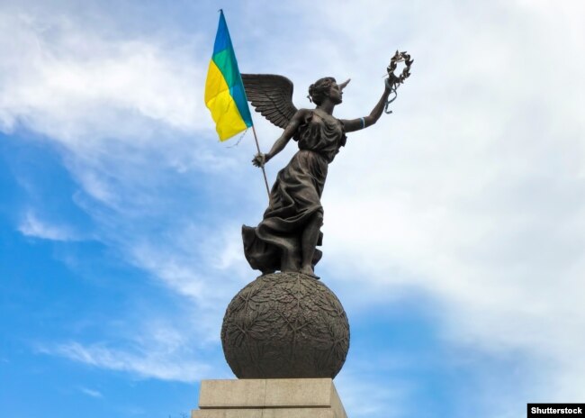 Пам’ятник Незалежності України у Харкові, до якого громадські активісти прикріпили прапор України