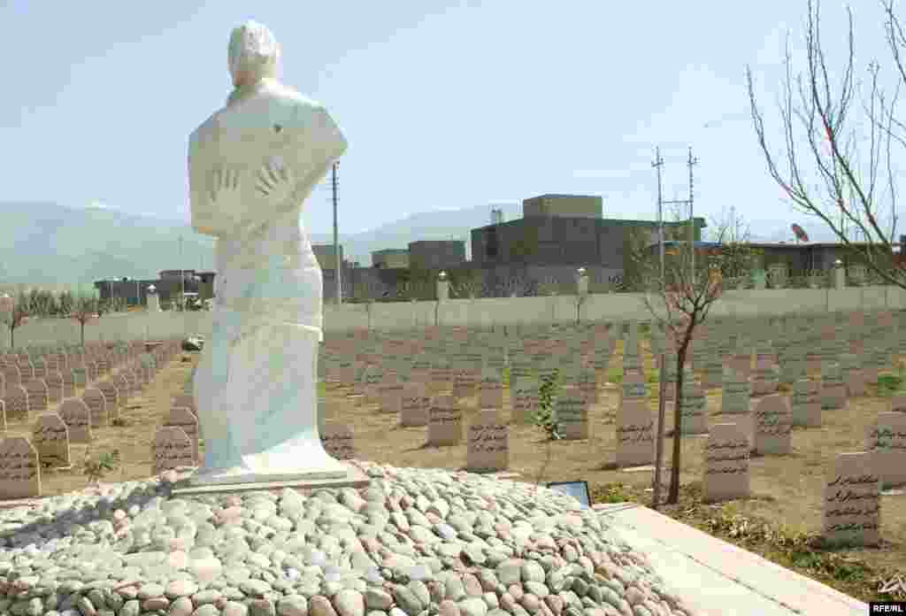 تندیس مادری که فرزند خود را به آغوش گرفته و به عنوان نماد در قبرستان درگذشتگان کشتار شیمیایی حلبچه نصب شده است.