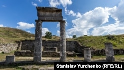 Античные колонны на руинах Пантикапея в Керчи, Крым, 2015 год