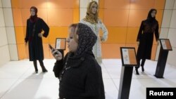 Женщина говорит по мобильному телефону на выставке исламской моды. Тегеран, 1 марта 2012 года. 