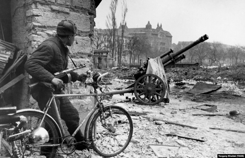 Красноармеец в центре Будапешта, 1945 год.