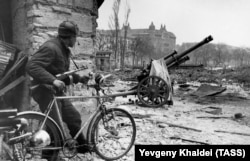 Бои за Будапешт, январь-февраль 1945 года. Советский разведчик ведет наблюдение за противником