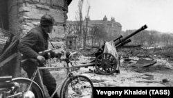 1945-cu il. Sovet əsgəri savaşdan dağılan Budapeştin mərkəzində.