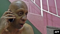 Cuban dissident Guillermo Farinas received confirmation by mobile phone on October 21 that he had been awarded the Sakharov Prize by the European Parliament.