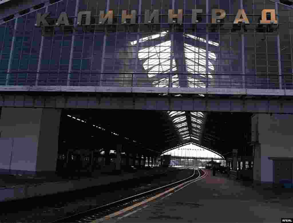 Russia -- Kaliningrad railway-station, Apr2007 Val - Trän Kaliningrad vokzalına kilep citte. 