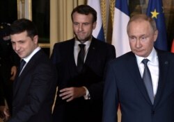 Russian President Vladimir Putin (right), French President Emmanuel Macron (center), and Ukrainian President Volodymyr Zelenskiy in Paris on December 9.