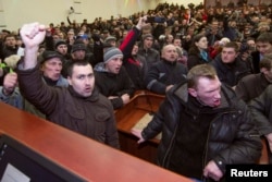 Проросійські активісти в приміщенні Донецької ОДА, 3 лютого 2014 року