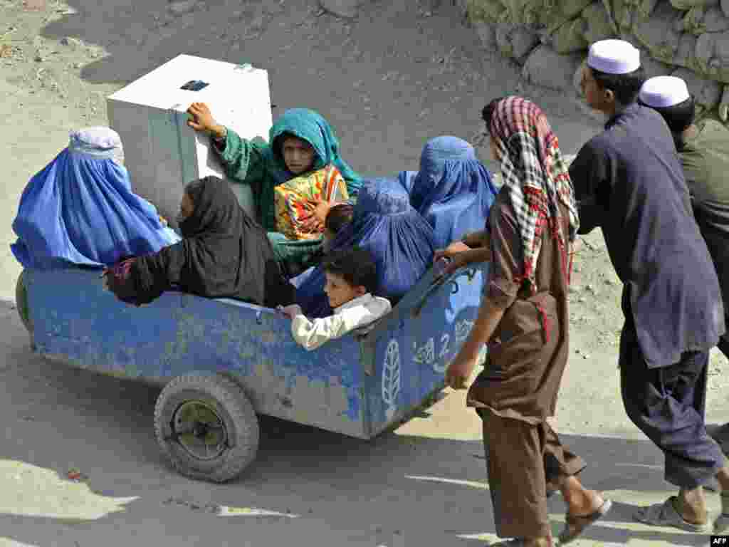 Afganistan - Afganistanke na putu iz Pakistana za Turkham, 06.10.2011.