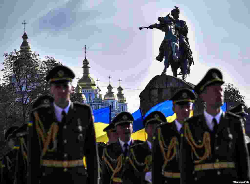 Українські військові вишикувались біля пам&#39;ятника Богданові Хмельницькому під час церемонії