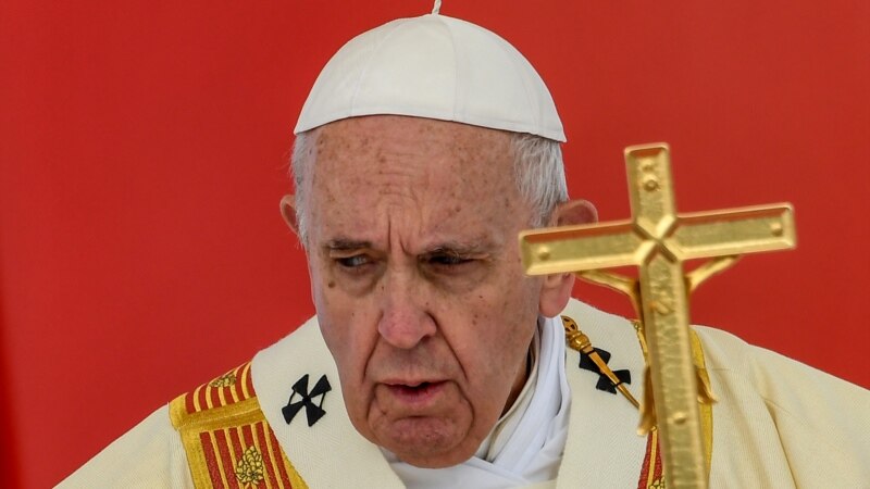 Рим папасы журналисттерди ар бир жазган сөзүнө этият болууга чакырды  