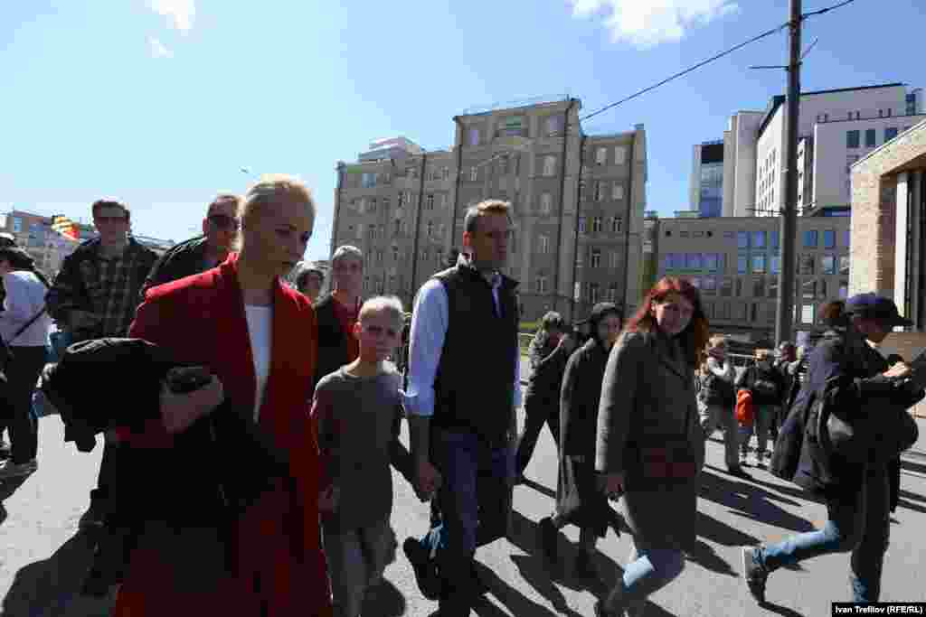 Оппозиционер Алексей Навальный с семьей также приехал на митинг, однако потом их с акции вывели.
