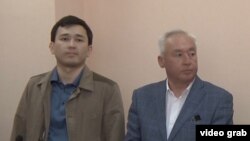 Сейтказы Матаев (справа), председатель Союза журналистов Казахстана, и его сын Асет Матаев на суде по их делу в Астане. 4 августа 2016 года.
