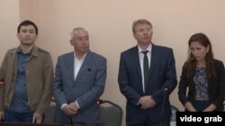 Сейітқазы Матаев (сол жақтан екінші) пен Әсет Матаев (сол жақта) адвокаттарымен бірге сотта тұр.