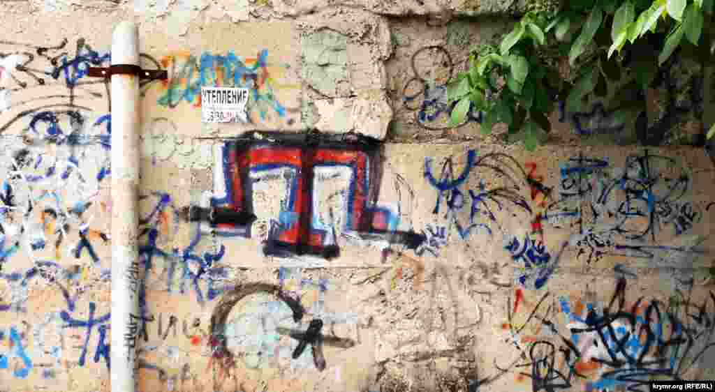 Герб кримських татар &ndash; тамга Гіреїв &ndash; частий атрибут на багатьох графіті.