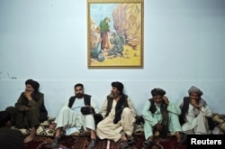 Лидеры пуштунов слушают речь президента Афганистана Хамида Карзая. Иллюстративное фото.