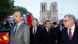 Premiijer Francuske Eduard Filip (levo) i predsednik države Emanuel Makron, prilikom obilaska katedrale Notr Dam 15. aprila 2019.