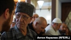 Server Karametov Qırım siyasiy mabüsleriniñ soyları ve «Qırım Birdemligi»niñ faaliyetçileri birleşmesiniñ oturışuvında. Eski Qırım, 2017 senesi oktâbr 28 künü