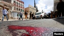 Pamje e gjakut të derdhur në një rrugë pas një sulmi me bombë në kryeqytetin Sana të Jemenit