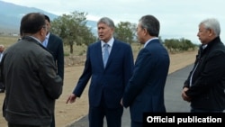 Алмазбек Атамбаев на строительстве дороги, 28 июля 2016 года