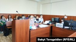 Судебное заседание по иску Азимжана Аскарова против правительства КР. 1 июня 2020 года. 