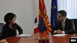 Вицепремиерот за евроинтеграции Фатмир Бесими со француската амбасадорка Лоренс Оер.