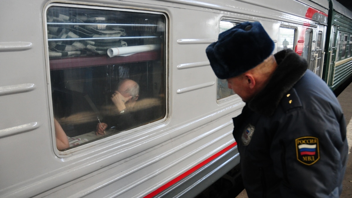 Почему задержали поезд. Полиция в поезде. Полиция в вагоне. Пассажиры в поезде. Полицейский в вагоне поезда.