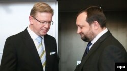 Comisarul european pentru extindere Stefan Fule si vicepremierul ucrainean Serghei Arbuzov la Bruxelles, 12 dec.