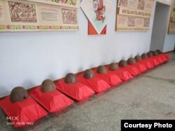 Перезахоронение останков солдат Красной армии, погибших в годы Второй мировой войны в боях под украинским селом Томаковка в Днепропетровской области. 9 мая 2019 года