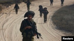 Ізраїльські солдати на патрулюванні біля північної частини Смуги Гази, 29 липня 2014 року