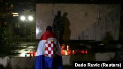 Svijeće za ratnog zločinca Slobodana Praljka koji se ubio na izricanju presude u Haškom tribunalu 29. novembra 2017. godine.