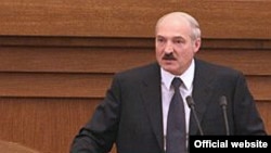 Lukaşenka süzlär saylıy